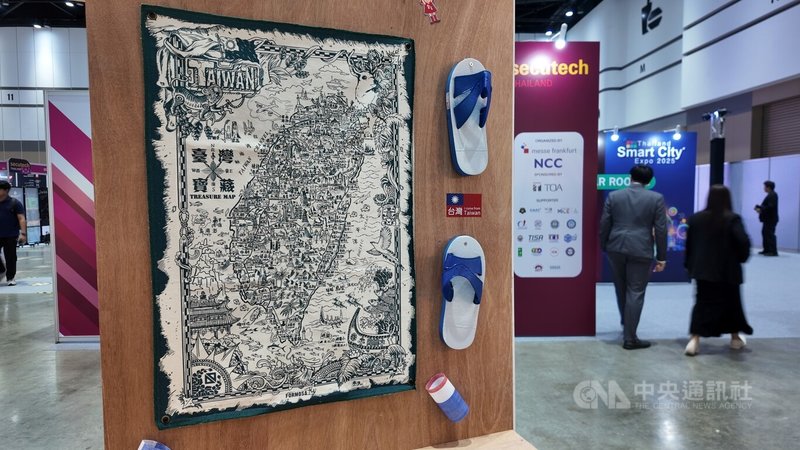 台灣民間業者自組「台灣隊」參加泰國智慧城市展,另設「台灣智慧城市一站式解決方案」,展區佈置融入台啤、黑白拖和珍珠奶茶等台灣元素。中央社記者李宗憲曼谷攝 114年11月6日