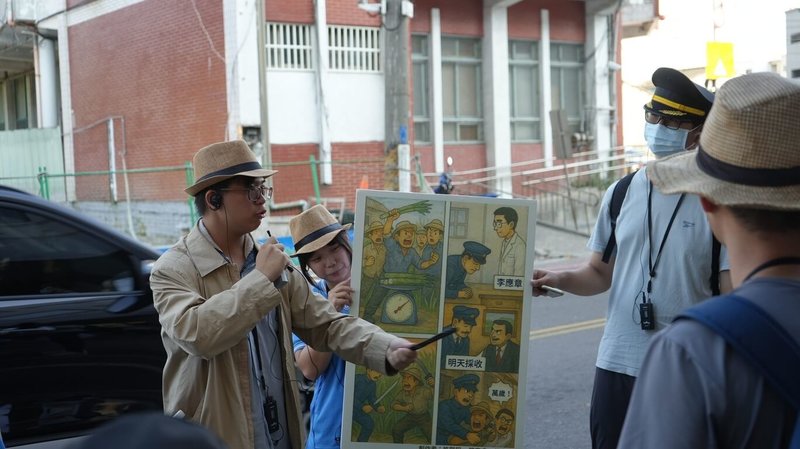 來自彰化二林的「蔗青文化工作室」團隊，以「蔗農事件」為主軸，透過多元形式讓地方歷史再度被閱讀傳承，圖為導覽員講解由「台灣民報」轉譯的漫畫內容。（青年署提供）中央社記者許秩維傳真　114年11月6日