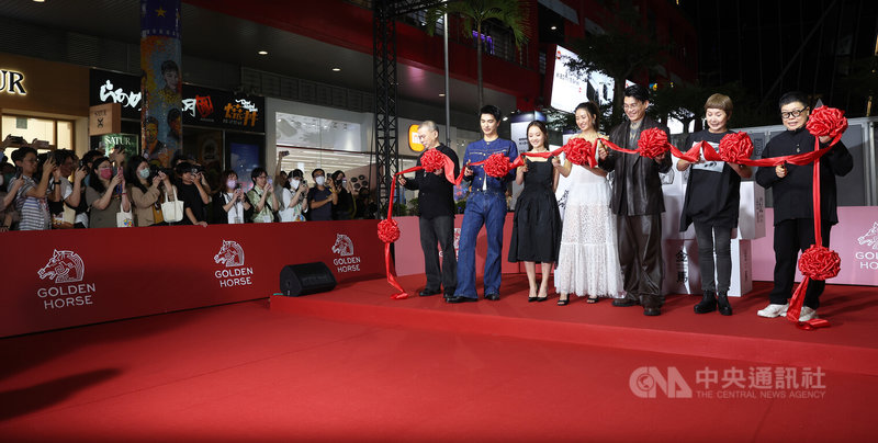 2025金馬影展6日開跑,近1個月時間內將獻映多部精彩好片,晚間記者會邀請開幕片「大濛」劇組演員一同剪綵,為影展正式揭幕。中央社記者趙世勳攝 114年11月6日