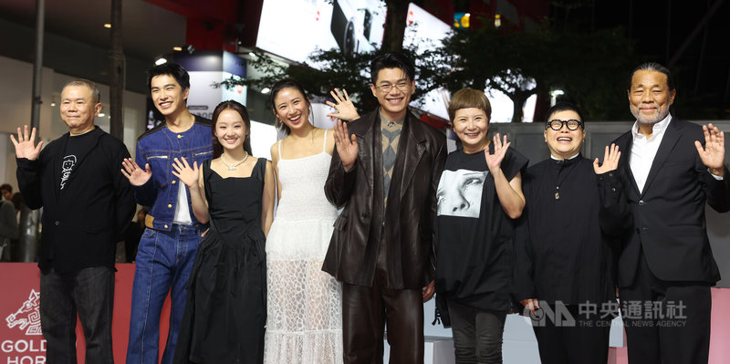 2025金馬影展6日開跑,開幕片「大濛」記者會傍晚在台北信義威秀中庭廣場舉行,金馬執委會主席李屏賓(右)與導演陳玉勳(左起)、演員曾敬驊、方郁婷、9M88、柯煒林、監製李烈、葉如芬合影留念。中央社記者趙世勳攝 114年11月6日
