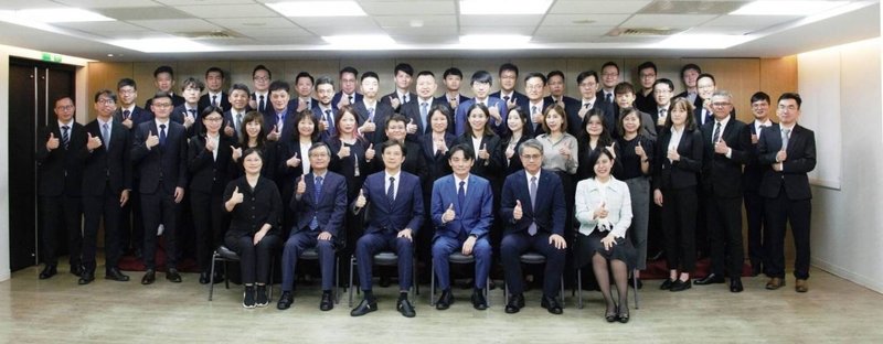 保發中心於5日舉辦「2025保險業國際化菁英人才培訓班結訓典禮」，保發中心指出，自2014年開辦迄今，已累積培育逾400名學員。圖為金管會副主委陳彥良（前排左3）、保險局副局長陳清源（前排左2）、保發中心董事長黃泓智（前排右3）與總經理詹芳書（前排右2）。（保發中心提供）中央社記者蘇思云傳真　114年11月6日