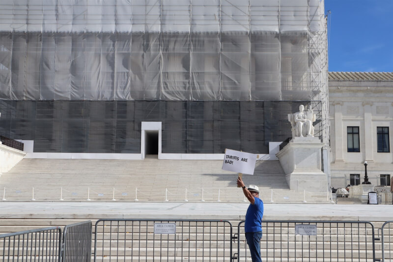 美國最高法院5日就美國總統川普是否有權依法加徵關稅進行約2.5小時的辯論。圖為民眾在最高法院外舉牌抗議關稅政策。中央社記者鍾佑貞華盛頓攝 114年11月6日