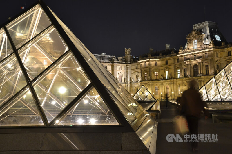 圖為法國巴黎羅浮宮博物館夜間景色。（中央社檔案照片）