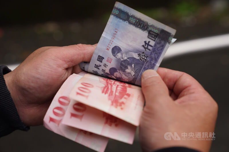 衛福部研擬健保補充保費改革，租金、利息與股利改採結算制，估影響達480萬人。圖為新台幣紙鈔。（中央社檔案照片）