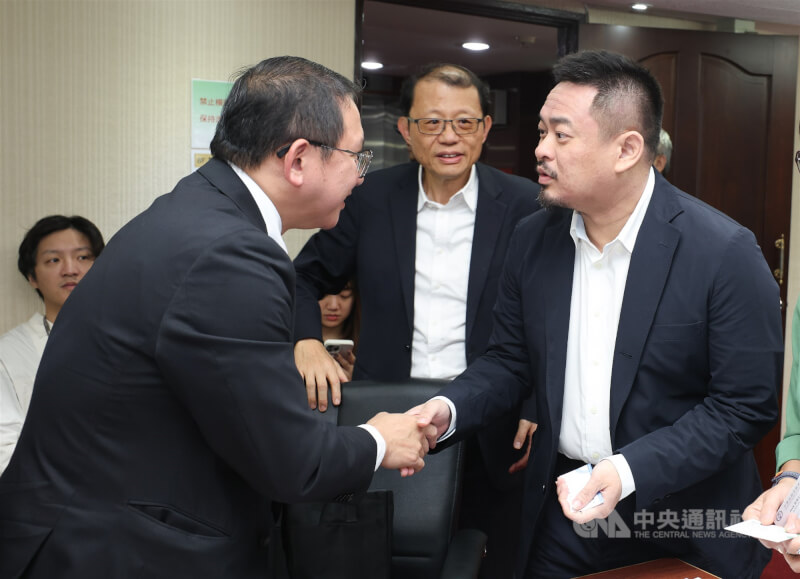 立法院社會福利及衛生環境委員會6日舉行「外送平台管理暨從業人員權益保障法草案」及「外送員權益保障及外送平台管理法草案」公聽會，勞動部長洪申翰（前右）和與會的專家學者代表握手致意。中央社記者謝佳璋攝  114年11月6日