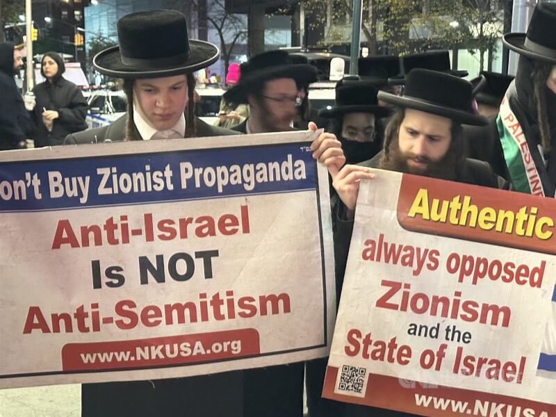 紐約市4日舉行市長選舉，候選人曼達尼的猶太裔支持者在選舉之夜場外展示「反對以色列不是反猶」等標語。中央社記者廖漢原紐約攝　114年11月5日