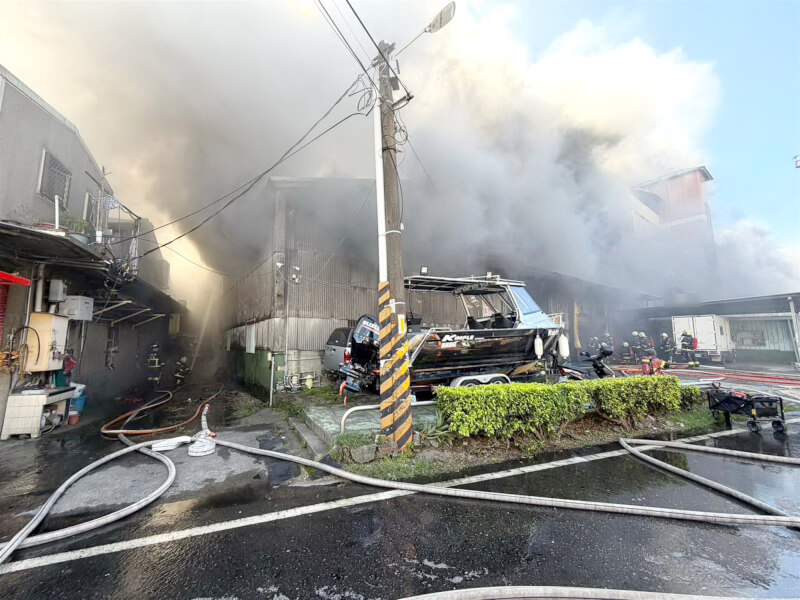 新北市樹林區柑園街1段6日上午11時許傳出火警，消防局表示，1層樓鐵皮屋工廠冒出火煙，並全面燃燒。消防人車到場搶救，並提醒附近民眾預防空污。（民眾提供）中央社記者黃旭昇新北傳真 114年11月6日
