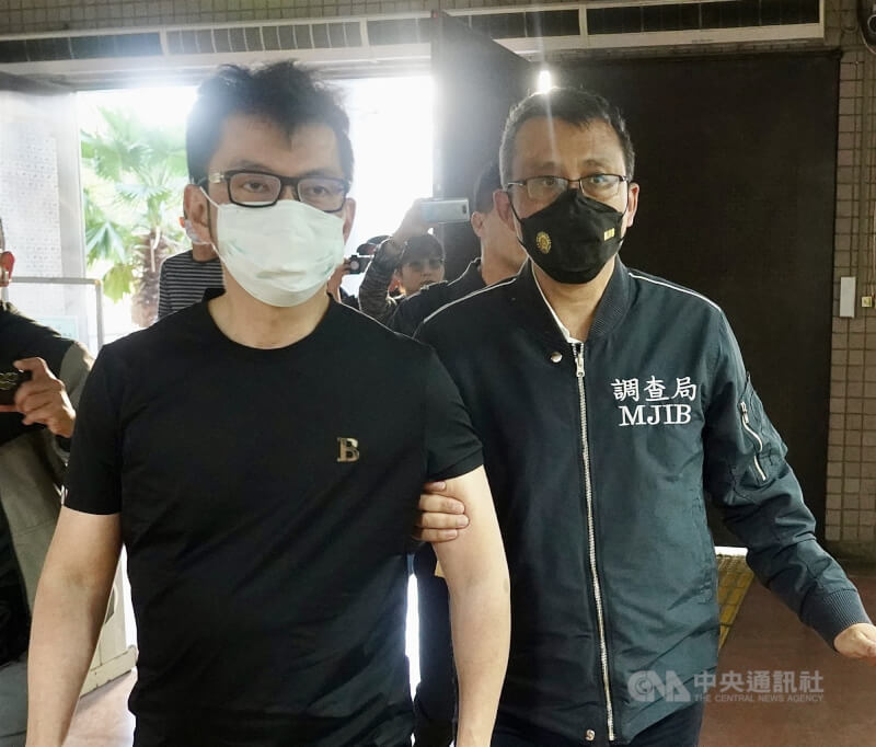 津棧公司出售含蘇丹紅的辣椒粉等產品，圖為李姓實際負責人（左）去年3月12日被調查局人員帶回畫面。（中央社檔案照片）