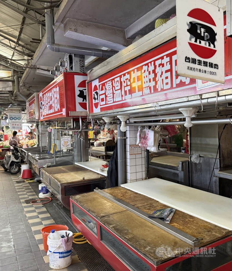 高雄市不少市場豬肉攤商配合非洲豬瘟防疫自主暫停營業，經濟部先前公布傳統市場生鮮豬肉攤每攤補助新台幣3萬元，高雄市長陳其邁6日宣布，將再加碼補助高雄市每個生鮮豬肉攤1.5萬元。中央社記者董俊志攝 114年11月6日