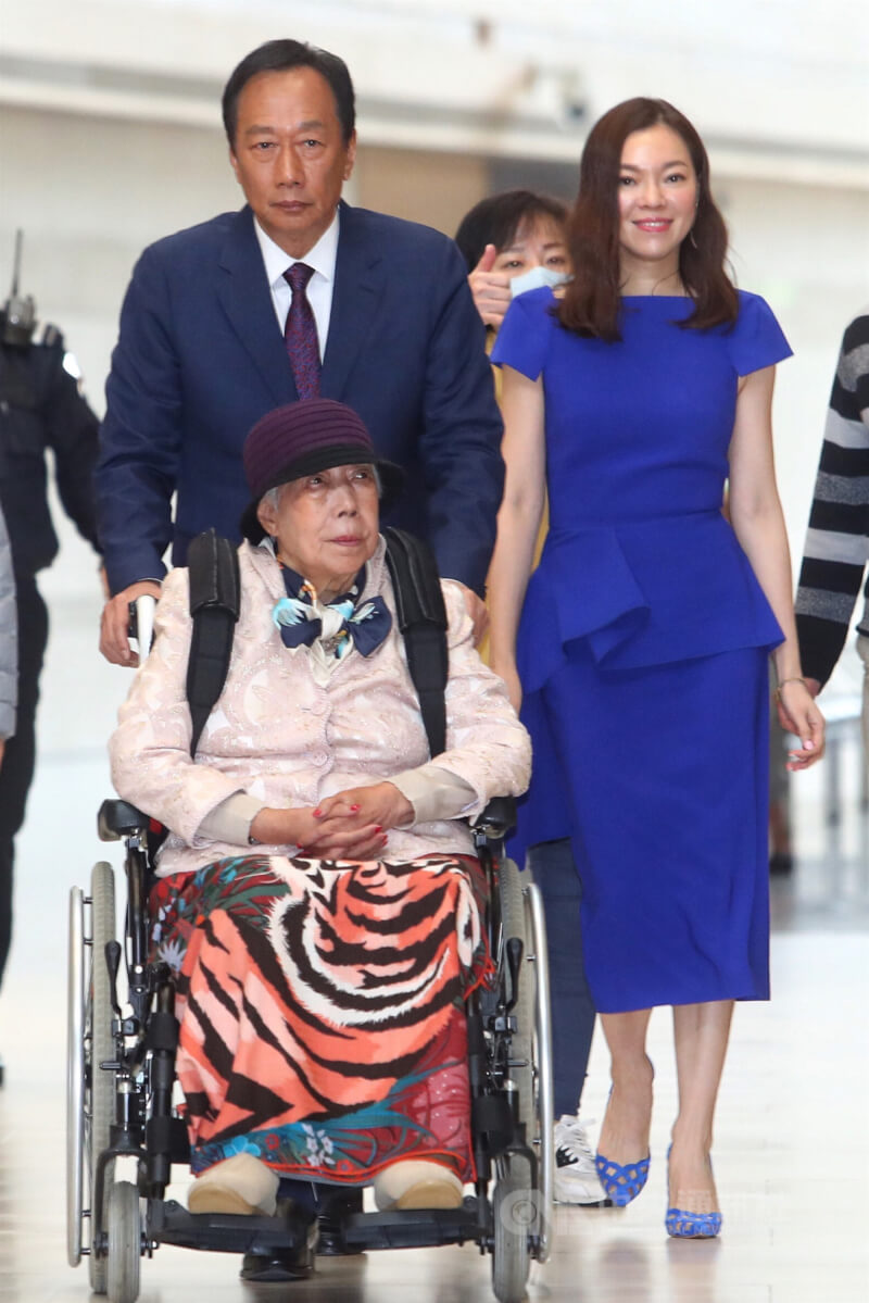 2019年鴻海創辦人郭台銘（後左）陪同高齡90餘歲的母親郭初永真（前）、妻子曾馨瑩（右）出席「永真健康醫療大樓冠名暨肇建記揭幕」典禮。（中央社檔案照片）