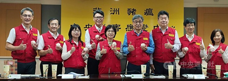 全台活豬自6日中午12時起恢復載運，7日0時起也將恢復拍賣、屠宰，非洲豬瘟中央災害應變中心6日下午舉行記者會，會中特別送出「清零茶」和小豬流沙包。中央社記者汪淑芬攝　114年11月6日