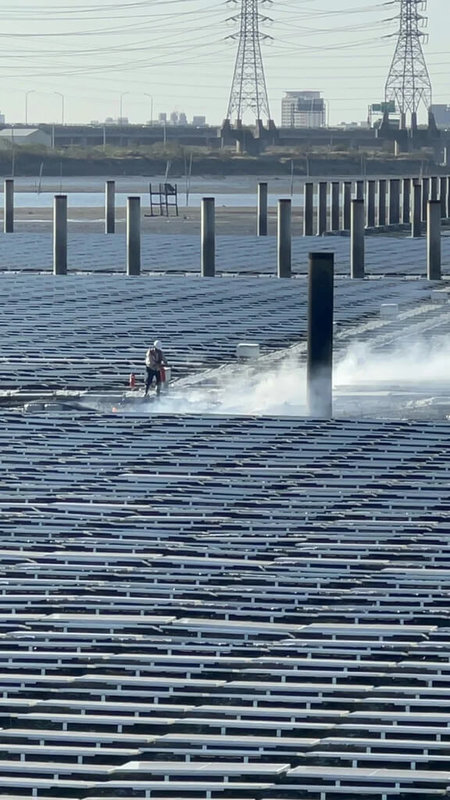 彰化彰濱工業區崙尾區海堤外海上太陽能板，6日發生電線走火意外，彰化縣消防局獲報出動消防人車前往滅火，火勢約花2小時撲滅，幸無人傷。（彰化縣消防局提供）中央社記者吳哲豪傳真　114年11月6日