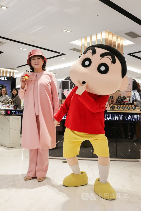 遠東SOGO台北忠孝館週年慶6日開跑,推出「蠟筆小新」聯名來店禮,SOGO董事長黃晴雯(前左)上午與蠟筆小新人偶一同迎賓。中央社記者裴禛攝 114年11月6日