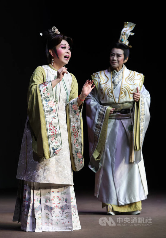 秀琴歌劇團劇作「鳳凰變」2023年首演即廣受好評,2025年12月將重現經典,並透過科技藝術VR等技術融合全面升級,重新打造劇中2大場景,6日在台北舉辦宣傳記者會,演員莊金梅(左)、張秀琴(右)現場披露精彩片段。中央社記者趙世勳攝 114年11月6日