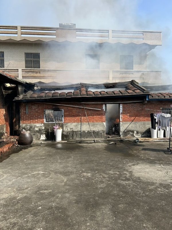 高雄市田寮區一處平房6日發生火警，起火處為住家旁雜物間，90歲何姓男子被發現時已明顯死亡，事發原因仍待鑑識單位調查釐清。（高雄市消防局提供）中央社記者張已亷傳真　114年11月6日