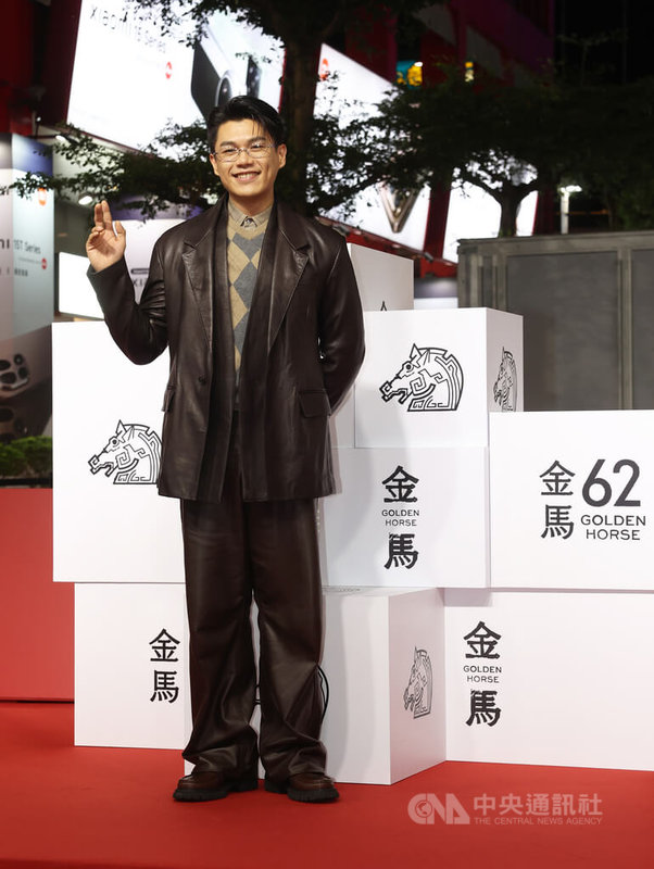 金馬影展開幕片「大濛」記者會6日傍晚在台北信義威秀中庭廣場舉行，演員柯煒林（圖）出席，向媒體鏡頭揮手留影。中央社記者趙世勳攝　114年11月6日