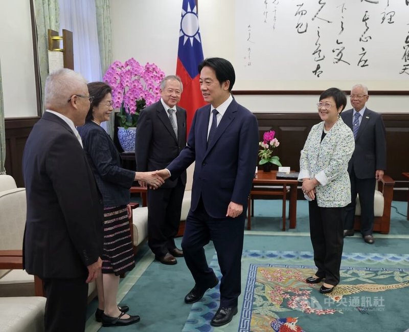 總統賴清德（中）6日在總統府接見全日本台灣連合會回國訪問團，逐一向訪團成員握手致意。中央社記者王飛華攝　114年11月6日