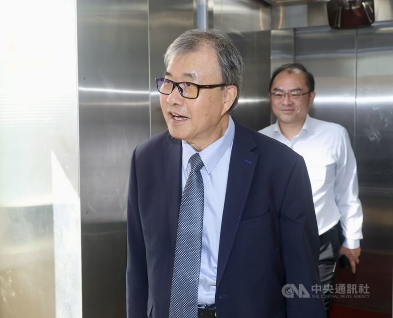 立法院司法及法制、教育及文化委員會聯席會議6日排審國民黨立委所提停砍公立學校教職員退休金等修法草案。教育部表示，建議維持現行規定，教育部長鄭英耀（前）表示，希望彼此支持，讓年改順利推動，台灣的未來一定會更美好。中央社記者張皓安攝 114年11月6日