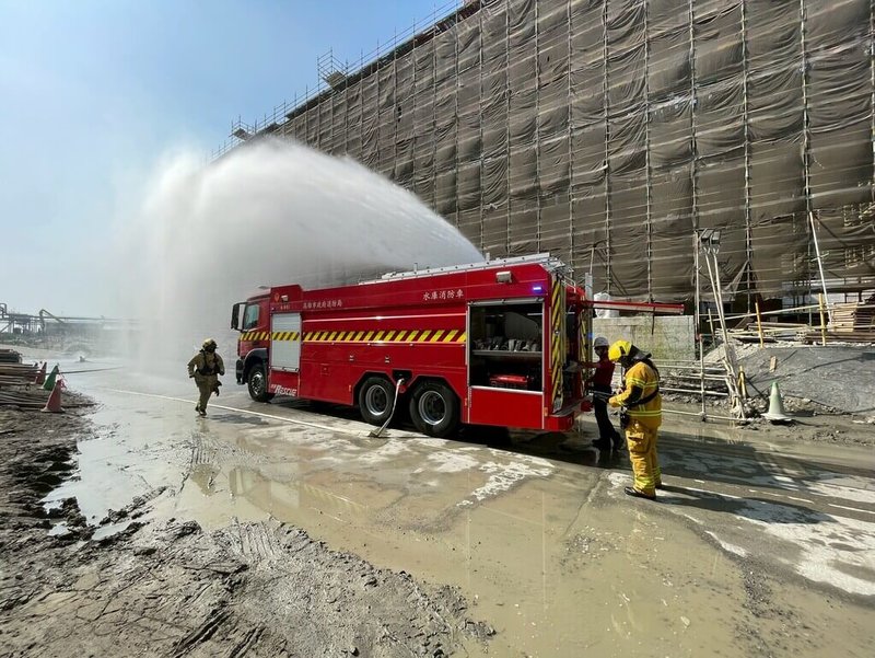 為提升緊急應變能力，高雄興達電廠7日在新複循環廠區舉辦「聯合緊急應變演練」，模擬天然氣洩漏並引發明火狀況，過程逼真。（台電提供）中央社記者林巧璉傳真  114年11月7日