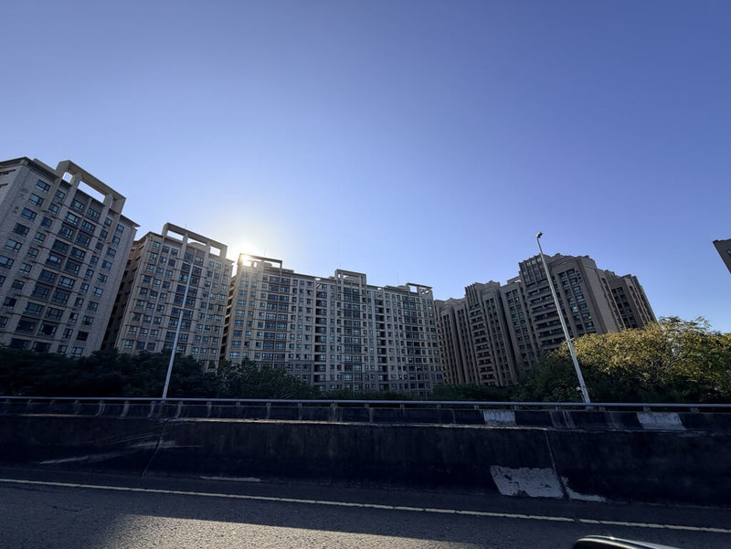 新竹市公道五路三段高架橋與鄰近社區距離僅數十公尺，有居民陳情長期受噪音干擾，盼市府裝設隔音設施。（民進黨新竹市議員鄭美娟提供）中央社記者魯鋼駿傳真 114年11月7日