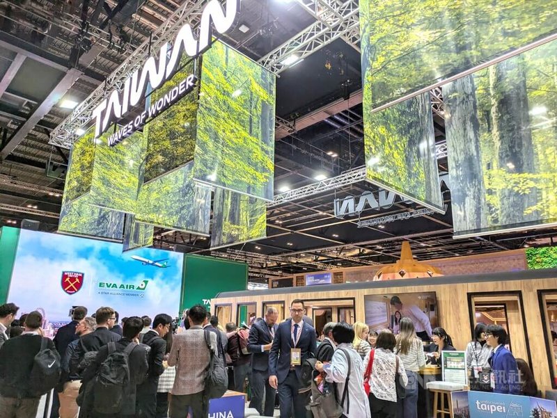 台灣在2025倫敦「世界旅遊展會」(WTM)推廣台灣觀光旅遊,台灣館規模超越以往,挑高設計更讓訪客在近百公尺外就能看見TAIWAN字樣和台灣山區林相布幕。中央社記者陳韻聿倫敦攝 114年11月7日