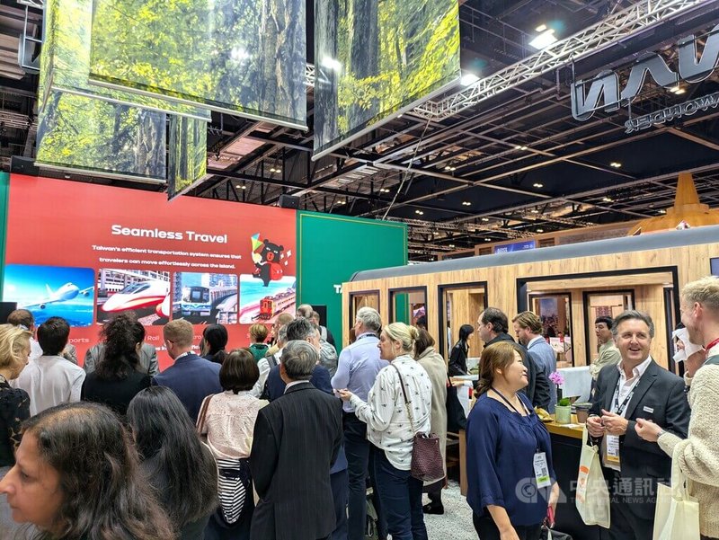 台灣館在2025倫敦「世界旅遊展會」(WTM)享有高人氣,觀光署駐倫敦辦事處現場簡報,並首度設置由阿里山森林鐵路列車創意轉化而成的洽商包廂。中央社記者陳韻聿倫敦攝 114年11月7日