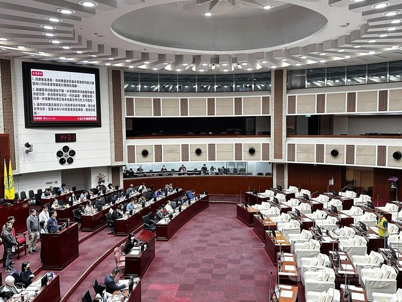 國民黨台北市議員柳采葳7日下午在台北市議會定期大會教育部門質詢時，提及某外僑學校疑發生霸凌案。教育局會後回應指出，10日將派員至學校了解情況。圖為台北市議會定期大會下午開會情形。中央社記者劉建邦攝　114年11月7日