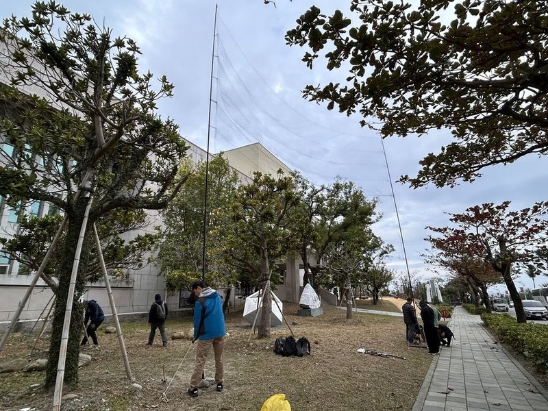 林業及自然保育署花蓮分署與專家學者合作觀察研究,研究人員架設網具捕捉狐蝠,以安裝發報器追蹤。(林業及自然保育署花蓮分署提供)中央社記者張祈傳真 114年11月7日