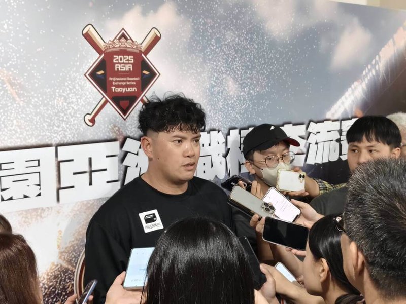 日職樂天金鷲隊來台進行交流賽，陣中台灣好手宋家豪（左）也隨隊來台，他受訪時表示，近年越來越多台灣球員選擇到日本發展，「這條路慢慢被踩寬了」，大家可以看看外面的世界、挑戰更高的職棒殿堂是好事。（桃園市政府提供）中央社記者謝靜雯傳真　114年11月7日