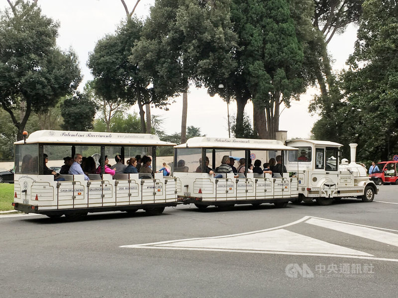 多托小火車在義大利許多城市可見,圖為位在羅馬市中心波格澤公園的多托小火車。中央社記者黃雅詩羅馬攝 114年11月7日