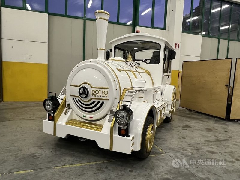 多托小火車工廠內一台展示中的小火車。中央社記者黃雅詩威內托自由堡攝　114年11月7日