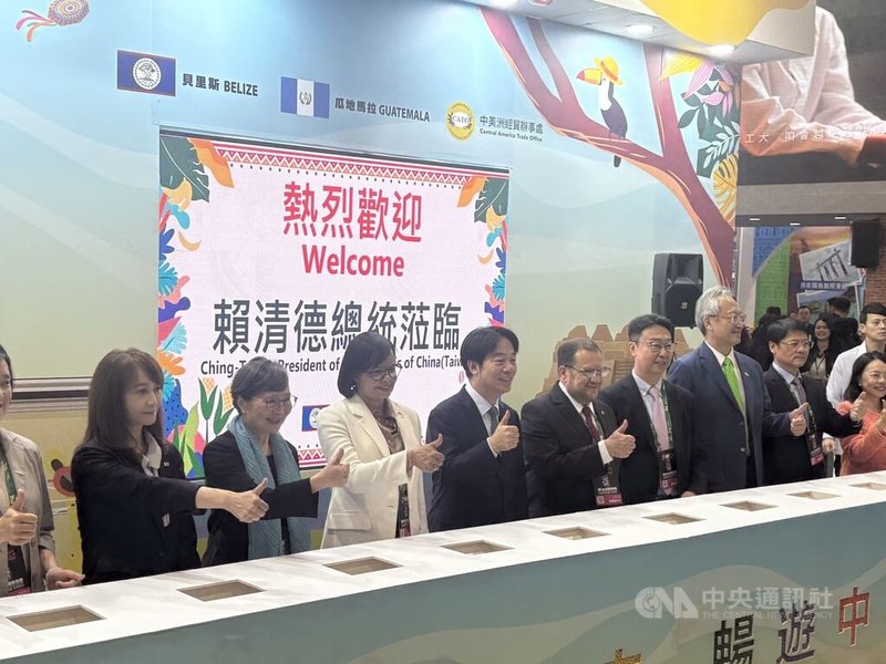 總統賴清德（左4）7日參與台北國際旅展中美洲館開幕儀式，和貝里斯駐台大使梅凱瑟（左3）、瓜地馬拉駐台大使艾特維（左5）等人合影。中央社記者吳書緯攝　114年11月7日