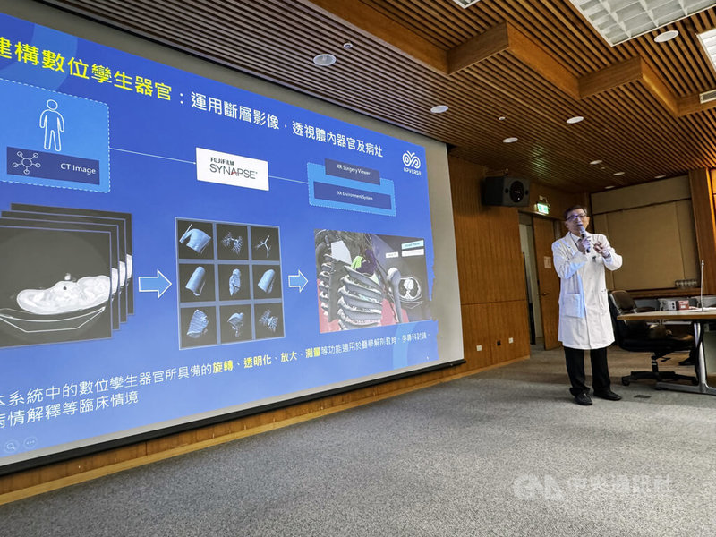 台大醫院團隊打造元宇宙手術模擬輔助平台，台大外科部教授陳晉興（圖）7日在記者會中說明原理及運用層面，並指出，目前已累計約100例臨床試驗個案。中央社記者沈佩瑤攝　114年11月7日