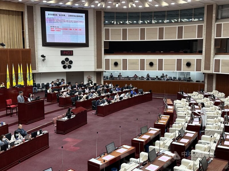 民進黨台北市議員許淑華7日質詢時指出，台北市政府依法從2月起對轄管79處運動場館投保公共意外責任保險，卻發生契約有問題，導致民眾在運動場館受傷卻無法申請理賠情形，質疑市府失職。中央社記者劉建邦攝　114年11月7日