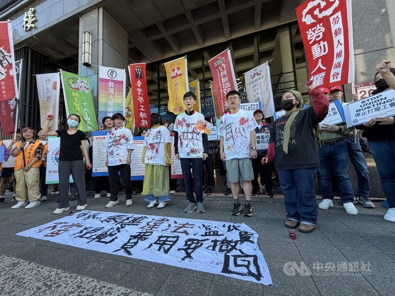 泰博科技工會7日赴勞動部前抗議並上演行動劇,批評泰博科技公司長期以侵犯基本勞權、構成強迫勞動的「外籍同仁人事管理要領」管理移工。中央社記者吳欣紜攝 114年11月7日