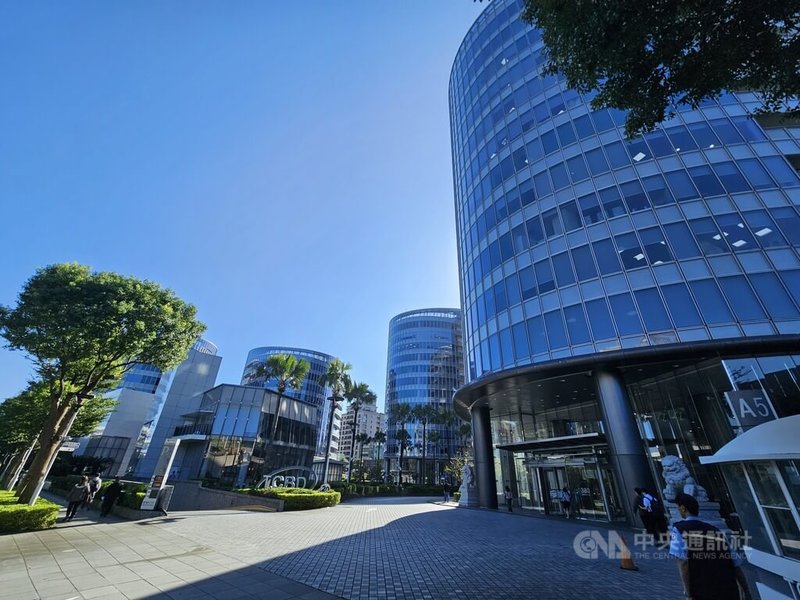 台塑四寶7日公布10月營收，全部呈現「年月雙減」。展望11月，台塑、南亞分別因為船期以及產線重啟等因素，預估11月營收會較10月成長。圖為台塑企業內湖總部大樓。中央社記者曾仁凱攝　114年11月7日