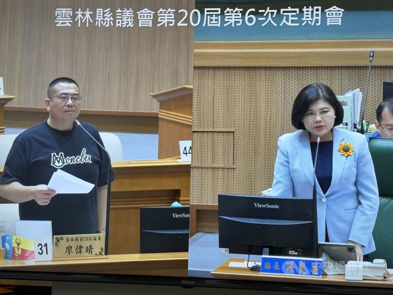 因應少子女化，雲林縣政府民國113年起啟動萬寶龍計畫，無黨籍雲林縣議員廖偉晴（左）7日質詢時指出計畫確實有成，也關心是否會延續辦理。雲林縣長張麗善（右）則表示，已在研擬相關計畫。中央社記者姜宜菁攝　114年11月7日