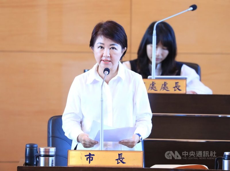 台中市議會7日進行非洲豬瘟專案報告，市長盧秀燕（前）答詢提到，過去第一次從國外帶肉品進來不罰，第二次才開始罰。對此，市府補充說明，盧秀燕所稱為自疫區寄送郵包規定。中央社記者趙麗妍攝　114年11月7日