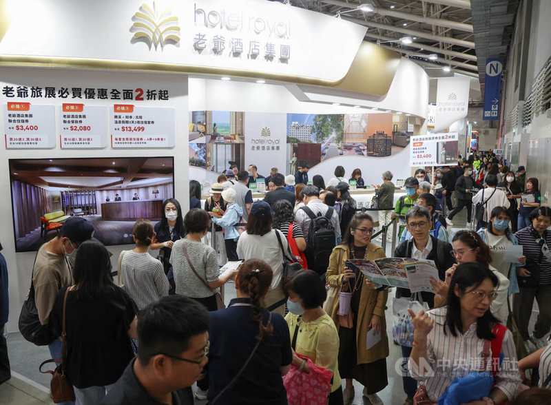 2025 ITF台北國際旅展7日起在南港展覽館展開，國內知名飯店業者趁勢推出優惠餐券、住宿券等，吸引不少民眾排隊購買。中央社記者張新偉攝 114年11月7日