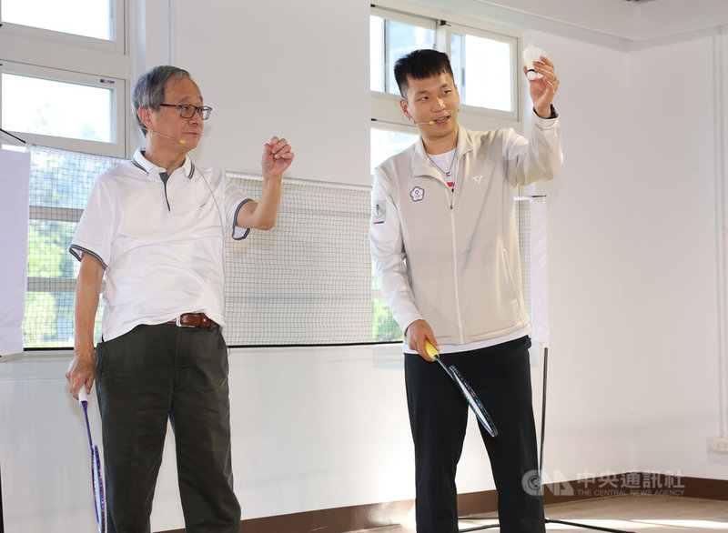 文化部、運動部攜手推出「動滋青春X文化能量爆發」限時加碼，7日在台北舉行宣傳記者會，現場安排運動部長李洋（右）與文化部長李遠（左）組隊跟學生進行羽球雙打，李洋並親自指導李遠羽球技巧。中央社記者謝佳璋攝　114年11月7日