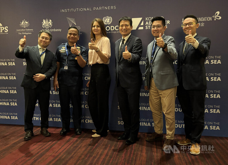 2025年「馬尼拉南海對話」5日至7日在馬尼拉舉辦，駐菲律賓副代表李廷盛（右3）偕同多名台灣學者參加。圖為台灣團部分成員與菲律賓海岸防衛隊發言人塔瑞耶拉（左2）及他國學者合影。中央社記者林行健馬尼拉攝　114年11月7日