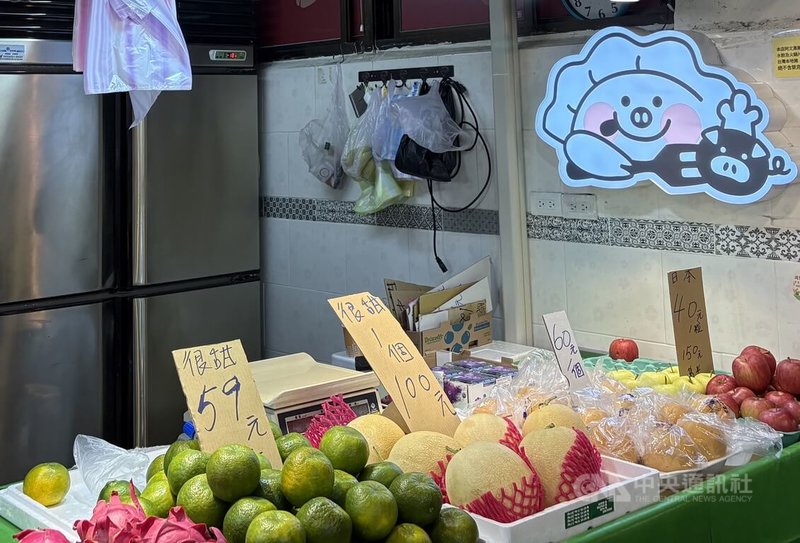 全台豬隻禁運禁宰令解除,新北市永和永安市場的豬肉攤商7日表示,平時也賣水餃,但15天期間只好改賣水果,反而還虧本,對於禁令解除「很開心,終於能賺錢了」。中央社記者曹亞沿攝 114年11月7日