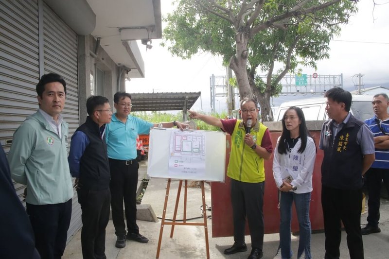 台東市豐原里10多年來苦無里民活動中心，台東市長陳銘風（右2）、民進黨立委陳瑩（右3）及多名民意代表，6日會同公路局人員前往台東工務段監工站會勘，公路局同意釋出房舍供豐原里作為活動中心使用。（陳瑩服務處提供）中央社記者盧太城台東傳真　114年11月7日