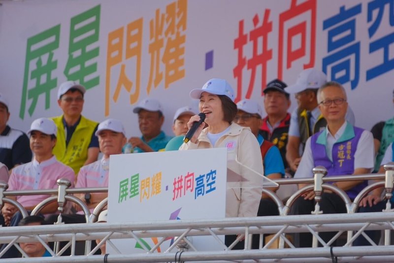 屏東縣運暨公教聯合運動會7日開幕,屏東縣長周春米(前)到場主持開幕典禮,並致詞勉勵與會選手。(屏東縣體育發展中心提供)中央社記者黃郁菁傳真 114年11月7日