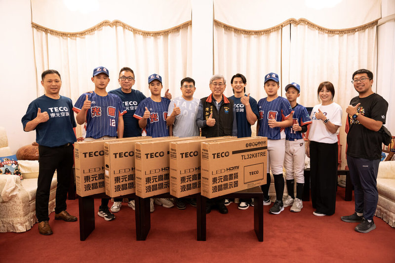 東元空調暨智慧生活事業群總經理彭継曾（左3）及品牌代言人陳傑憲（右5）6日捐贈300台電視，給花蓮縣政府和花蓮光復國中棒球隊，期盼協助災後重建家園。 （東元提供） 中央社記者鍾榮峰傳真　114年11月7日