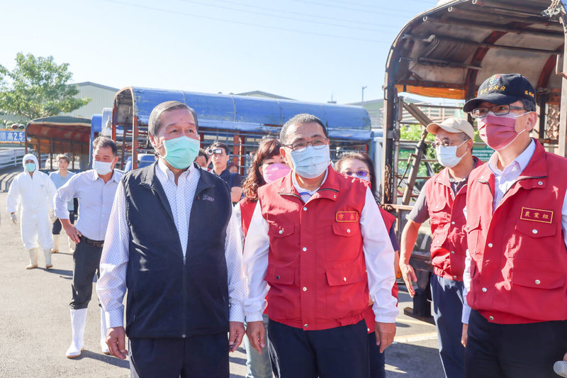 新北市長侯友宜（前右2）7日在農業局長諶錫輝（前右）陪同下，視察新北市肉品市場，要求做好環境消毒與車輛管制。（新北市新聞局提供）中央社記者黃旭昇新北傳真  114年11月7日