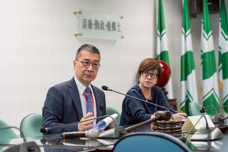 民進黨6日舉辦黨工性騷擾防治教育訓練,邀請台灣男性協會理事長郭雅真(右)擔任講師,黨秘書長徐國勇(左)與會致詞。(民進黨提供)中央社記者溫貴香傳真 114年11月7日