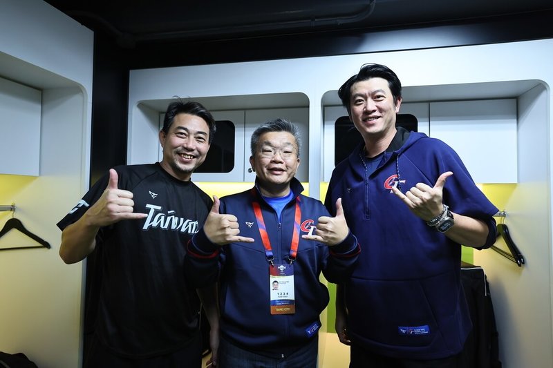 世界12強棒球賽台灣隊2024年勇奪冠軍,以12強奪冠為主題的紀錄片「冠軍之路」,訂於2026年1月上映,片中有教練王建民(右起)、中職會長蔡其昌及教練林岳平合影畫面。(牽猴子提供)中央社記者王心妤傳真 114年11月7日