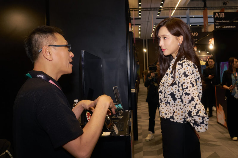 藝人林志玲(前右)在2025 TCCF創意內容大會設立「林志玲未來力量獎」,鼓勵以女性議題為核心的原創影視企畫,她7日也現身展會參觀。(文策院提供)中央社記者王心妤傳真 114年11月7日