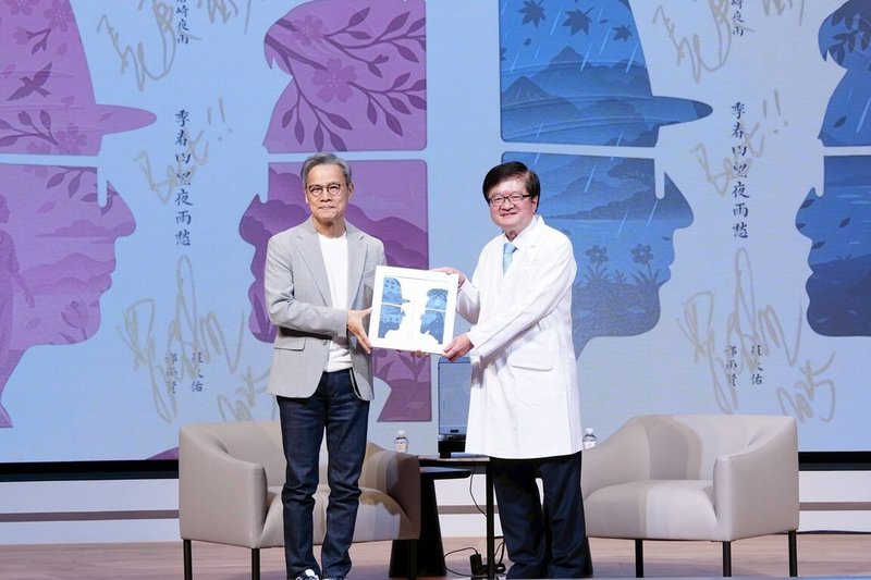 長庚醫院即將迎接創院50週年，知名音樂人羅大佑（左）捐贈1000張黑膠唱片支持長庚醫療公益，7日由長庚醫療體系決策委員會主委程文俊（右）代表接受。（長庚醫院提供）中央社記者葉臻傳真　114年11月7日